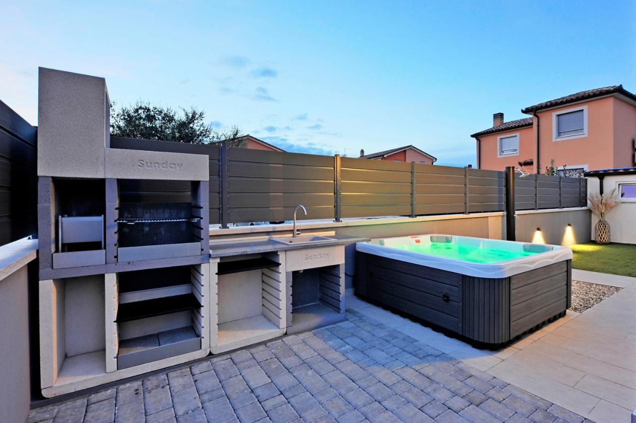 Casa Tara Three-Bedroom Holiday Home Pula Exterior photo