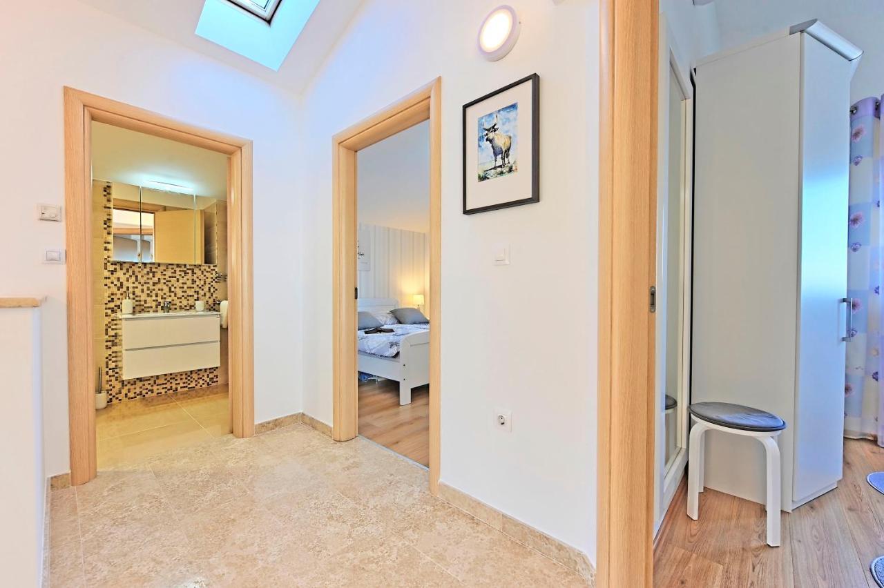 Casa Tara Three-Bedroom Holiday Home Pula Exterior photo
