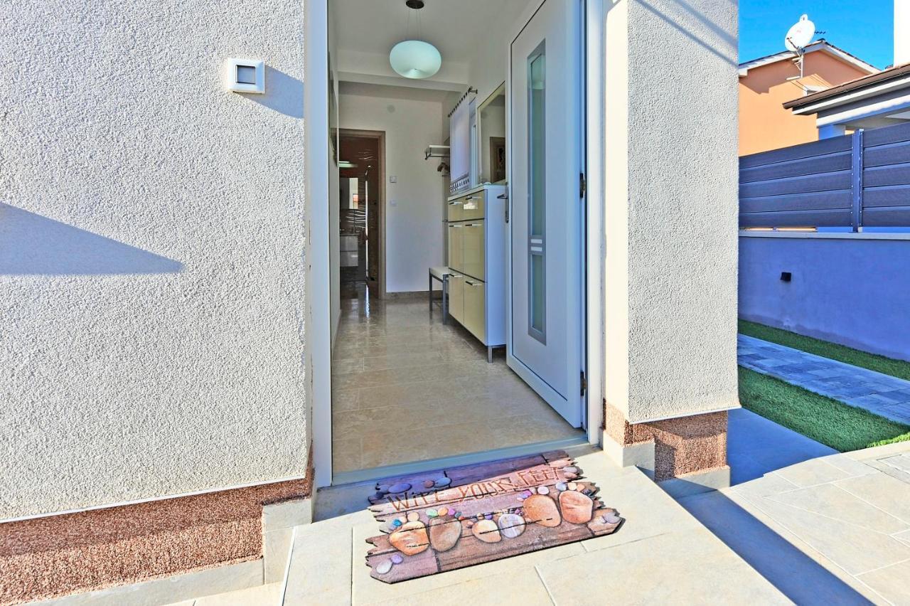 Casa Tara Three-Bedroom Holiday Home Pula Exterior photo