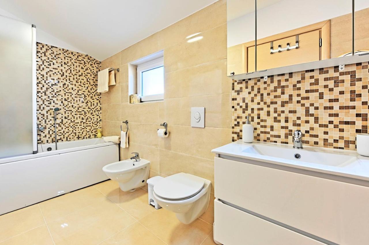 Casa Tara Three-Bedroom Holiday Home Pula Exterior photo