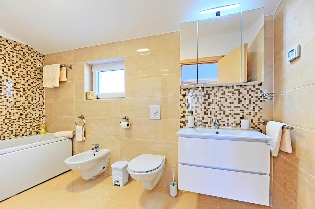 Casa Tara Three-Bedroom Holiday Home Pula Exterior photo