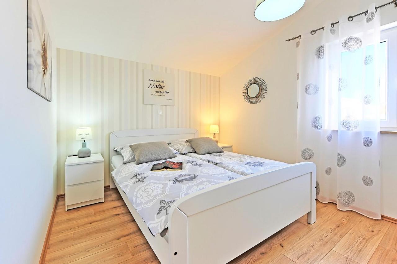 Casa Tara Three-Bedroom Holiday Home Pula Exterior photo